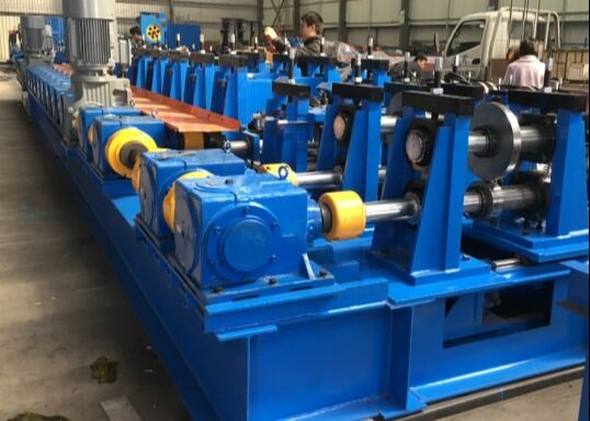 Épaisseur de bande d'acier de 10 mm en forme de U à travers l'arbre, machine de formage réglable automatique modèle UF150