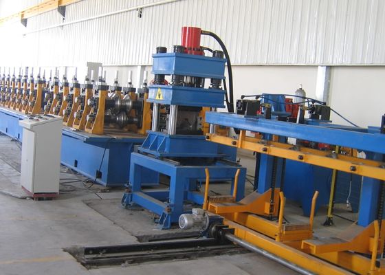 Machine de formage à rouleaux pour garde-corps et ligne de production de garde-corps