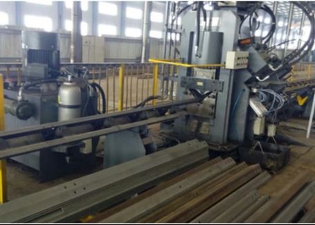 Machine de découpe, de marquage et de poinçonnage hydraulique CNC automatique à grande vitesse, 3 axes CNC, perçage d'angle, plaque de connexion en acier pour la communication