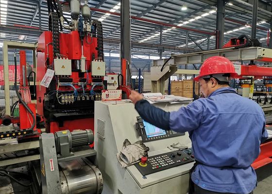 Ligne de production de poinçonnage CNC pour longeron de véhicule automobile de 4000 à 8000 mm de longueur, plaque plate, force nominale de 1200 kN