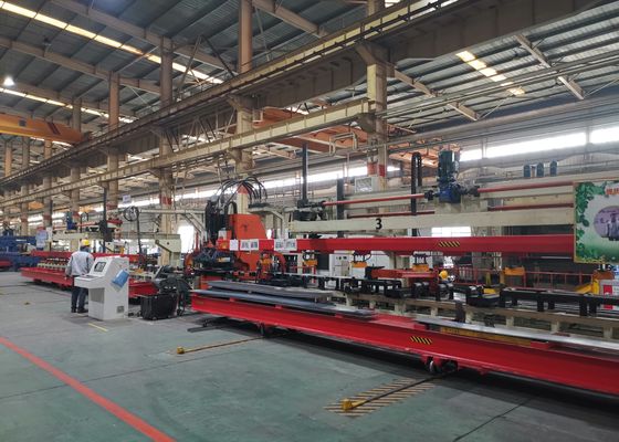 Ligne de production de poinçonnage CNC pour longeron de véhicule automobile de 4000 à 8000 mm de longueur, plaque plate, force nominale de 1200 kN, modèle FPCP120