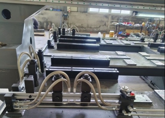 7.5KN Force de serrage Automatisée CNC Machine de perçage de plaque 28mm T-slot Largeur 0,45KW Puissance de refroidissement