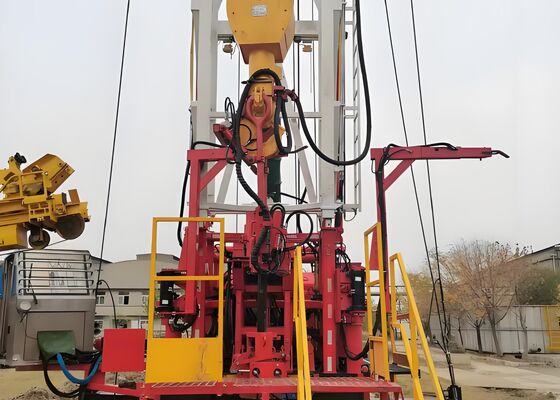 Machine de forage de puits de pétrole adaptée à l'exécution et à la récupération de tubes de forage dans les puits de pétrole, de gaz et d'eau