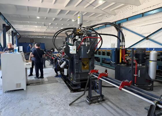 Machine de marquage et de découpe pour le poinçonnage d'acier d'angle dans la fabrication de structures en acier