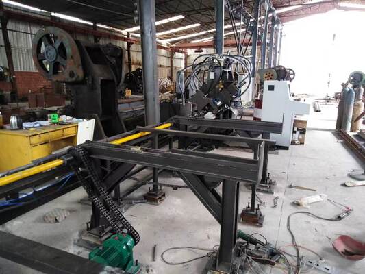 Ligne de traitement de perforation en acier CNC 3 en 1 pour acier d'angle bar plate en acier de canal 3 poinçons par côté