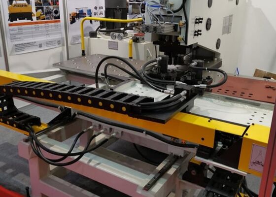 Poinçonneuse de plaques Cnc, utilisée pour l'industrie des tours en acier, 4 stations de matrice
