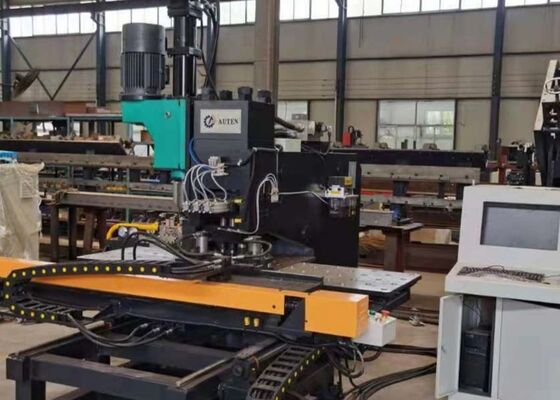 Poinçonneuse de plaques Cnc, utilisée pour l'industrie des tours en acier, 4 stations de matrice