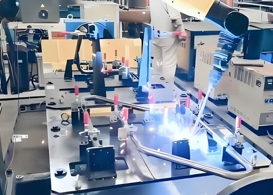 Poste de soudage robotisé avec envergure de 1465 mm et 2010 mm, capacité de charge de 12 kg