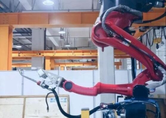 ± 0,07 mm Répétabilité Robot de soudage à rail inversé Machine 180000 Lux Résistance à la lumière