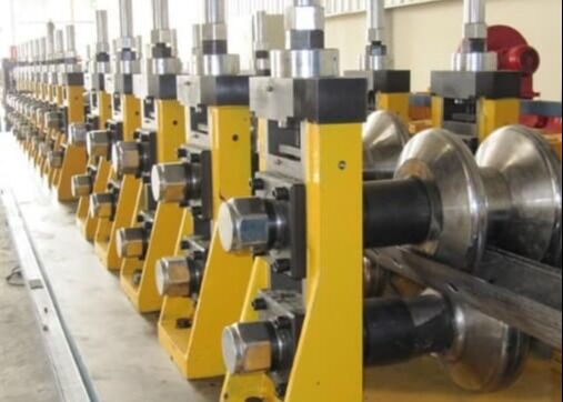 Utilisé pour le petit pain ondulé en acier laminé à chaud formant la machine avec la fonction de nivellement de déroulage