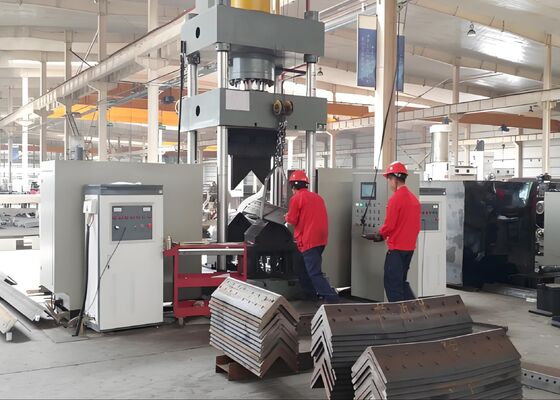 3150KN pression du réservoir d'huile machine à plier à angle de chauffage à commande numérique utilisée dans l'industrie des tours de fer