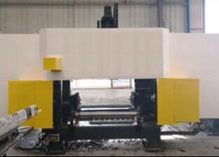 Cette ligne de machine de découpe et de perçage de poutres CNC dotée de trois unités à broche de haute précision et haute vitesse